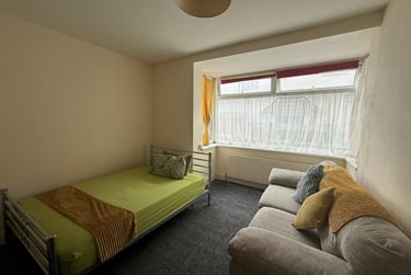 1 bed studio, Alma Road, Milehouse, Plymouth, PL34HD - Image 2
